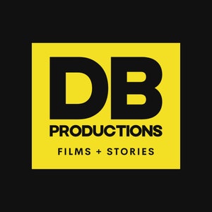 Può includere: Un quadrato giallo con il testo "DB PRODUCTIONS FILMS + STORIES" in lettere nere.