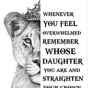 Puede incluir: Ilustración en blanco y negro de una leona con una corona en la cabeza. El texto dice "Mi querida hija, cada vez que te sientas abrumada, recuerda de quién eres hija y endereza tu corona. Con amor, mamá".