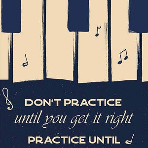 Puede incluir: Una cita motivacional sobre la práctica: "No practiques hasta que lo hagas bien. Practica hasta que no puedas hacerlo mal." La cita se muestra sobre un fondo azul oscuro con una imagen estilizada de un teclado de piano en el fondo.