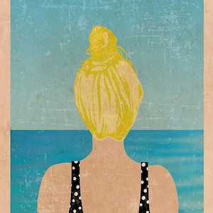 Puede incluir: Una mujer con el pelo rubio recogido en un moño está de pie en el agua. El agua es azul y el cielo es azul claro. El texto "INTO THE WATER I GO TO LOSE MY MIND AND FIND MY SOUL" está en la parte superior e inferior de la imagen.