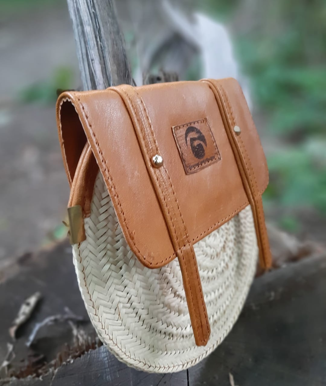 Sac à main rond en feuille de palmier tressé avec rabat de selle