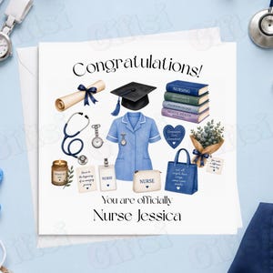 Puede incluir: Una tarjeta de felicitación cuadrada con ilustraciones de un birrete, un diploma, libros de enfermería, un estetoscopio, un uniforme de enfermería azul, un bolso, un ramo y una vela. El texto dice: Congratulations! You are officially Nurse Jessica.