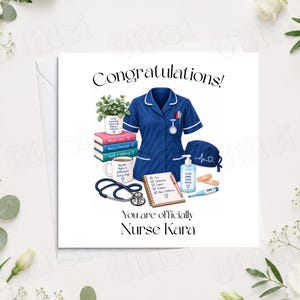 Puede incluir: Una tarjeta de felicitación con el texto Congratulations! y You are officially Nurse Kara. La ilustración incluye un uniforme de enfermería azul, un estetoscopio, una taza, libros, una planta, un bloc de notas, un bolígrafo, desinfectante y tiritas.