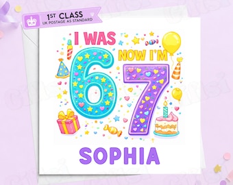 Op de afbeelding: Een vierkante verjaardagskaart met de tekst I WAS 6 NOW I'M 67 en de naam SOPHIA in paarse letters. Het ontwerp bevat een groot blauw cijfer 6 en een paars cijfer 7 versierd met kleurrijke hartjes en sterretjes, een verjaardagstaart met een kaarsje, een gele ballon, een cadeau en feesthoedjes.