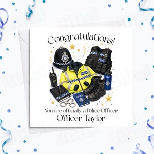 Może przedstawiać: Kwadratowa kartka okolicznościowa z napisem Congratulations! You are officially a Police Officer Officer Taylor. Ilustracja przedstawia hełm policyjny, żółtą kurtkę odblaskową, czarną kamizelkę, buty, krótkofalówkę, kajdanki, notatnik i butelkę na wodę.