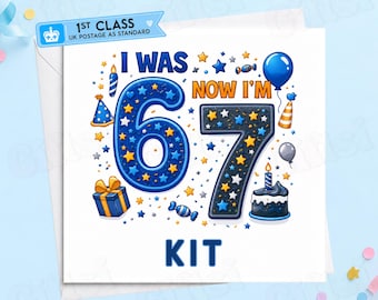 Op de afbeelding: Een vierkante verjaardagskaart met de tekst I WAS NOW I'M 67 KIT. Het ontwerp bevat een groot blauw getal 67 versierd met sterren, omringd door illustraties van een blauw cadeau, een verjaardagstaart met een kaarsje en ballonnen.