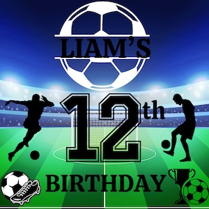 Peut inclure: Un terrain de football vert avec un ballon de football blanc et un but de football noir. Le numéro 12 est en noir avec un contour blanc. Le texte "Liam's 12th Birthday" est en noir. Deux silhouettes noires de joueurs de football sont sur le terrain.