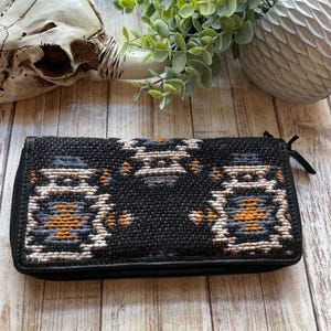 Cartera envolvente con cremallera y estampado del suroeste occidental Myra Camo Blue