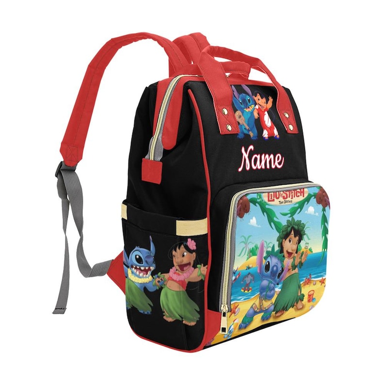 Pu&ograve; includere: Uno zaino nero con spallacci e finiture rosse, decorato con i personaggi di Lilo e Stitch. La tasca frontale mostra una scena di spiaggia tropicale, mentre il lato raffigura i personaggi che ballano. La parola Name &egrave; stampata in bianco.