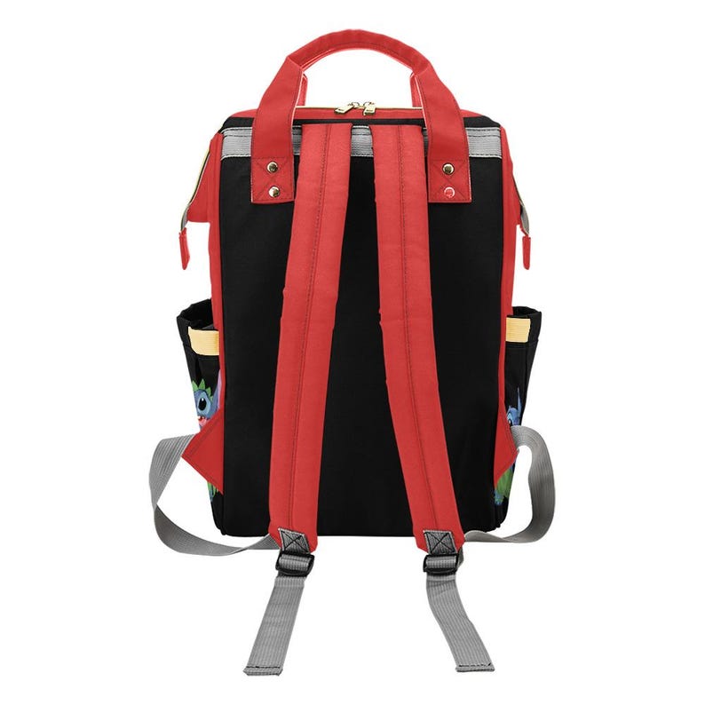 Pu&ograve; includere: Uno zaino nero e rosso con un personaggio dei cartoni animati stampato sulle tasche laterali. La borsa presenta due manici superiori rossi, spallacci grigi regolabili, dettagli in metallo dorato e tasche laterali con finiture gialle.
