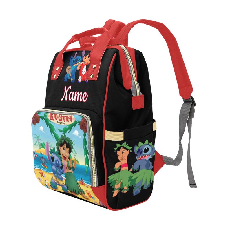 Pu&ograve; includere: Uno zaino nero con spallacci e finiture rosse che raffigura i personaggi di Lilo e Stitch. La tasca frontale mostra una scena di spiaggia tropicale con il testo Lilo & Stitch The Series. La parola Name &egrave; stampata in bianco sulla parte alta.