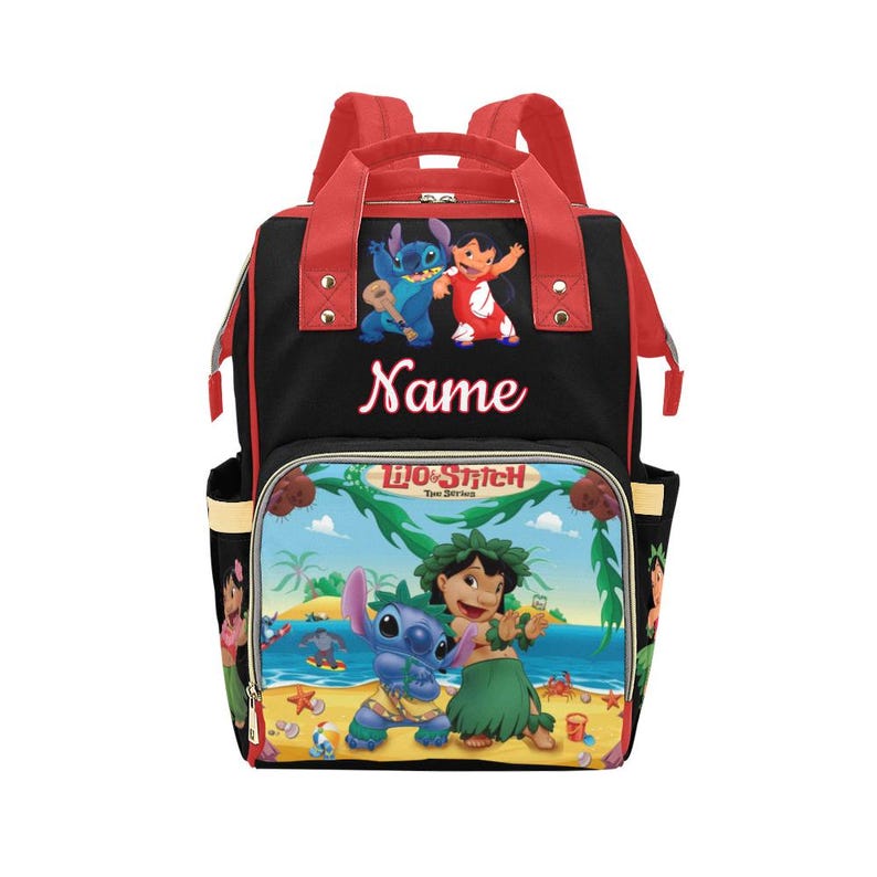 Pu&ograve; includere: Uno zaino nero e rosso con i personaggi Lilo e Stitch. La parte superiore mostra Stitch e Lilo con il testo Name. La tasca frontale presenta una scena di spiaggia con Lilo e Stitch e il testo Lilo & Stitch The Series.