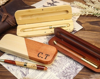 Aangepaste houten pennenset, snijwerk houten pennenset, houten pen met monogram, gegraveerde pennendoos, kantoorcadeau, cadeau voor baas, papa cadeau, afstudeercadeau-ideeën