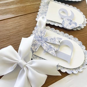 Bandera de toile azul con lazo y globo aerostático (cinta blanca)