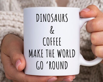 Mug dinosaure, dinosaures et café font le tour du monde, cadeau amateur de dinosaures, cadeau dinosaure, cadeau amateur de café, tasse de tasse de café drôle