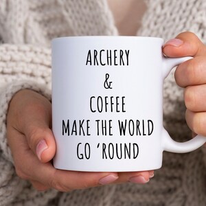 Bogenschießen Becher, Bogenschießen Kaffeebecher, Bogenschießen Geschenk, Bogenschießen-Liebhaber-Geschenk, lustiges Kaffeebecher-Geschenk, Bogenschießen und Kaffee machen die Welt um Becher herum