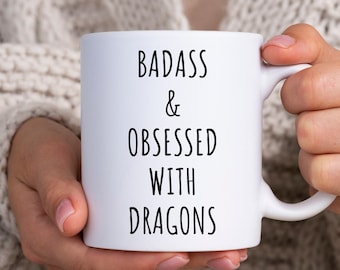 Puede incluir: Taza de cerámica blanca con texto negro que dice "Badass & Obsessed with Dragons".