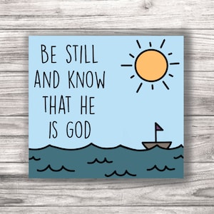 Op de afbeelding: Een blauwe en witte illustratie met de tekst "Be still and know that He is God". De illustratie toont een zon met stralen en een klein bootje op een golvende zee.