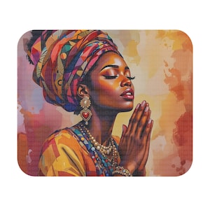 Pode incluir: Uma mulher de pele escura está usando um turbante colorido e um vestido estampado amarelo e laranja. Ela está orando com as mãos juntas. O fundo é uma aquarela de laranja e amarelo.