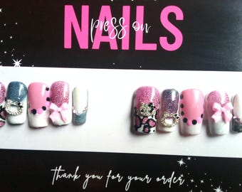 Unhas personalizadas feitas à mão