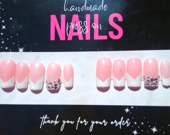 Unhas personalizadas feitas à mão