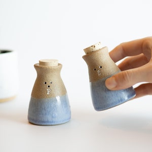 Solniczki i pieprzniczki, ceramiczne przybory kuchenne, prezent dla niej, ręcznie robiony, nowoczesny wystrój stołu, prezent kulinarny, prezent na parapetówkę, zestaw 2 sztuk | WYKONANE NA ZAMÓWIENIE