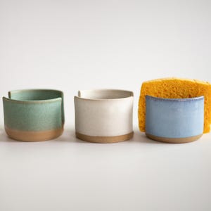 Porte-éponge de cuisine | Cadeau de cuisine mi-moderne en céramique fait main pour elle | Accessoires pour la maison neuve | Cadeau personnalisé poterie de pendaison de crémaillère