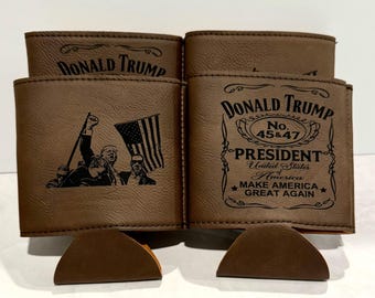 Koozies Donald Trump (zestaw 4 szt.). Skórzana skóra grawerowana laserowo. Grawerowane z 2 stron. Pasuje do standardowej puszki 12 oz. Rozmiar 3 3/4”.