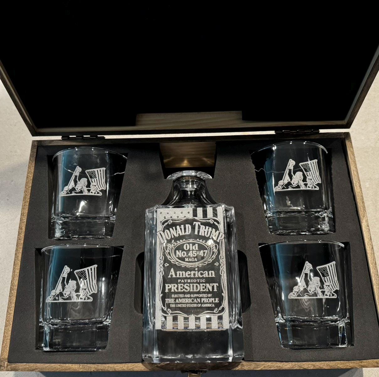 Donald Trump "Old No. 45*47" ZESTAW UPOMINKOWY - karafka do whisky w drewnianym pudełku prezentowym, wkładką piankową i 4 szklankami.