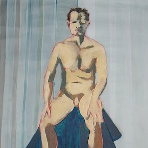 Peut inclure: Peinture à l'huile d'une figure nue assise sur un tissu bleu foncé. La figure est peinte dans des tons de beige et de brun, avec une source de lumière projetant des ombres. Le fond est bleu clair et blanc.