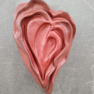 Wall sculpture "Mother and Child" in red ceramic stoneware - French art craftsmanship - unique and signed piece mounted on a slate base.