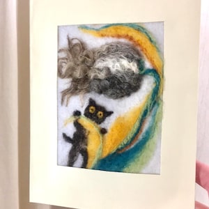 Fleur laineuse et carte de chat. Pièce faite main en laine et carton.