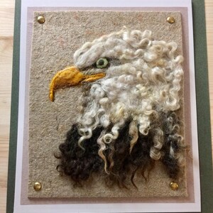 Testa d'aquila in feltro. Carta o decorazione in feltro ad ago. Pezzo d'arte fatto a mano.