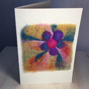 Grazioso quadrato di fiori teneri, carta infeltrita ad ago