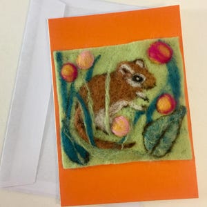 Deliziosa carta con gerbillo lanoso, immagine originale infeltrita ad ago su carta fatta a mano