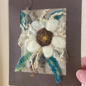 Filzblumenkarte, helles buntes handgemachtes Nadelfilzstück von woolart