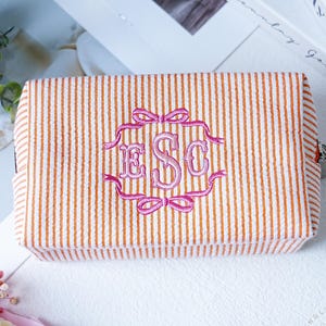 Make-uptas met monogram, geborduurde make-uptas met strik, make-uptas bruidsmeisjes, make-uporganizer Seersucker, aangepaste gestreepte toilettas