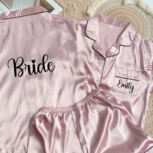 Pijamas de dama de honor a juego, pijamas de satén para dama de honor, pijamas cortos para niña, pijamas de dama de honor personalizados, regalos para despedidas de soltera, fiesta de pijamas