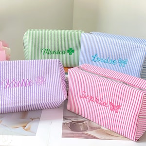 Bolsa de maquillaje personalizada de seersucker, bolsa de maquillaje para dama de honor, bolsa de cosméticos con nombre personalizado, organizador de maquillaje a rayas bordadas, bolsa de maquillaje de viaje