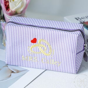 Bolsa de maquillaje para anillos de boda, bolsa de cosméticos de seersucker para novia, organizador de maquillaje bordado, bolsa de maquillaje personalizada con rayas moradas, bolsa de cosméticos para mujer
