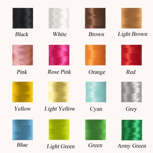 Puede incluir: Una carta de colores de 16 colores de hilo diferentes, incluyendo negro, blanco, marr&oacute;n, marr&oacute;n claro, rosa, rosa claro, naranja, rojo, amarillo, amarillo claro, cian, gris, azul, verde claro, verde y verde militar.