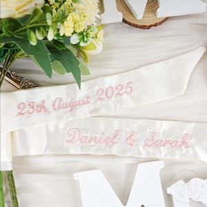 Blumenstrauß Band mit Datum, besticktes Brautband, Brautstrauß-Charms, Hochzeit-Satinband für Blumenstrauß, Blumenstrauß-Verpackung, Blumenstrauß-Schärpe