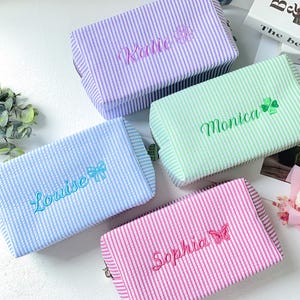 Bolsa de maquillaje para dama de honor, bolsa de maquillaje con lazo personalizado, bolsa de cosméticos bordada para novia, organizador de maquillaje a rayas de seersucker, regalos para novias.