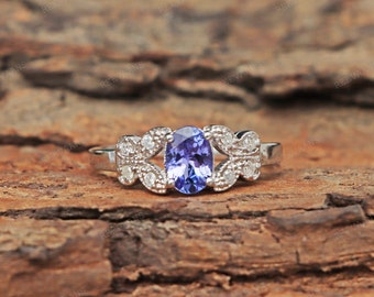Anello in argento sterling con farfalla in tanzanite naturale: gioiello artigianale con pietre preziose e dettagli in diamanti.