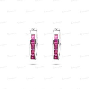 Puede incluir: Un par de pendientes de aro de plata con una fila de piedras preciosas cuadradas de color rosa engastadas en el metal.
