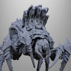 Può includere: Figurina in miniatura grigia e dettagliata di una creatura con corpo segmentato, zampe multiple e un grande carapace strutturato. La figurina è su una base nera, con la scritta "STATIONFORGE" e un logo a teschio sopra.