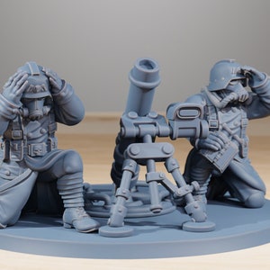 Op de afbeelding: Twee grijze plastic figuren van soldaten die een grijze plastic mortier bedienen. De mortier staat op een basis met drie poten. De soldaten dragen gasmaskers en helmen. De figuren staan in schietpositie.