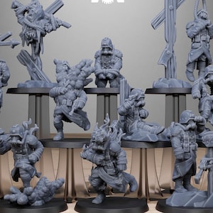 Könnte beinhalten: Ein Set mit 10 grauen 3D-gedruckten Miniaturfiguren von Soldaten in verschiedenen Posen, darunter ein Soldat, der an einem Galgen hängt, ein Soldat, der eine Waffe hält, und ein Soldat mit einer Gasmaske. Die Figuren stehen alle auf kleinen grauen Sockeln.