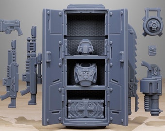 Könnte beinhalten: Eine graue Plastik-Aufbewahrungsbox mit einer aufklappbaren Tür, die einen Satz von Miniatur-Plastikfiguren und Zubehör enthüllt. Die Box ist mit "STATIONFORGE" beschriftet und trägt ein Totenkopf-Logo. Die Figuren und das Zubehör umfassen einen Helm, eine Rüstung, Waffen und einen Rucksack.