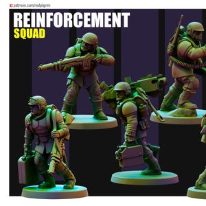 Könnte beinhalten: Fünf grüne Plastik-Miniaturfiguren von Soldaten, jede mit einer anderen Waffe und Pose. Die Figuren stehen auf runden Sockeln. Der Text "REINFORCEMENT SQUAD" befindet sich oben im Bild.